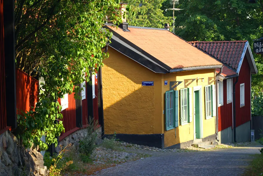 Äldre byggnader i aftonsolen på Kyrkbacken i Västerås. Foto: Linda Israelsson.